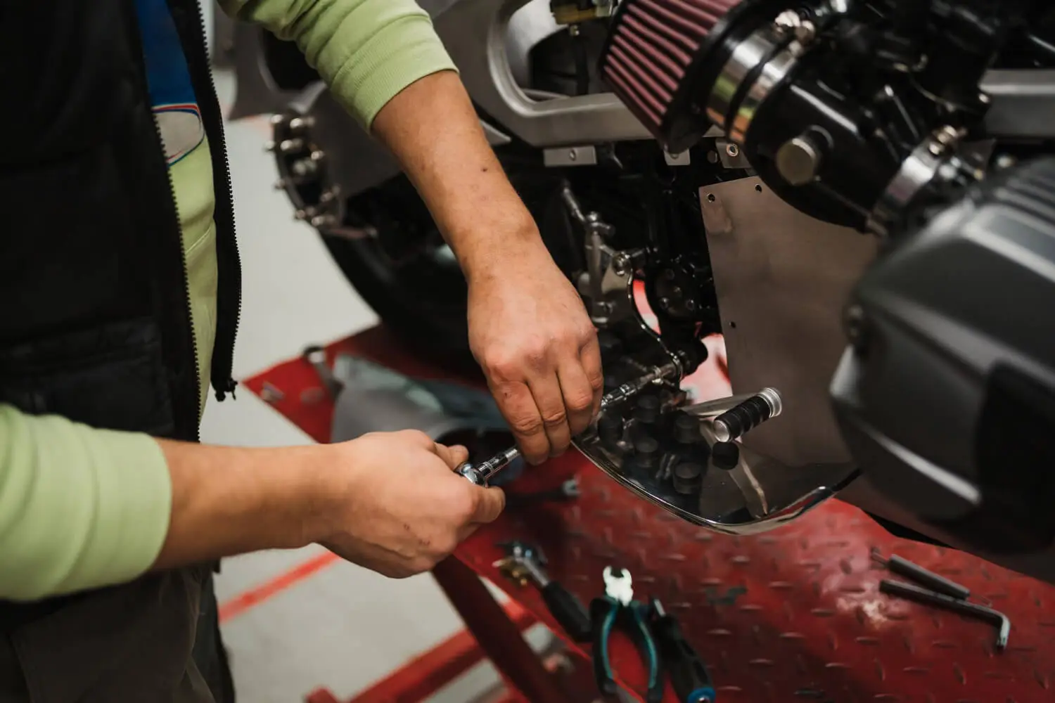 Sleutelen aan een motor bij motorservicebedrijf in Waadhoeke