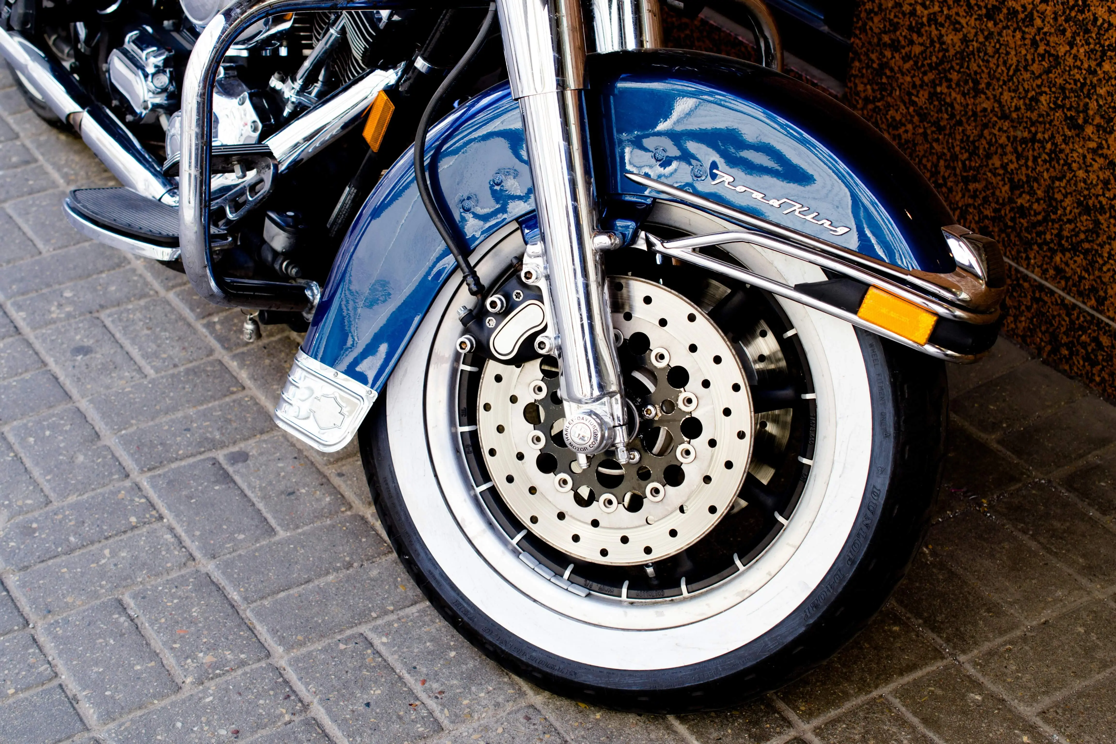 Close-up van motorfiets tijdens bandenwissel in Friesland