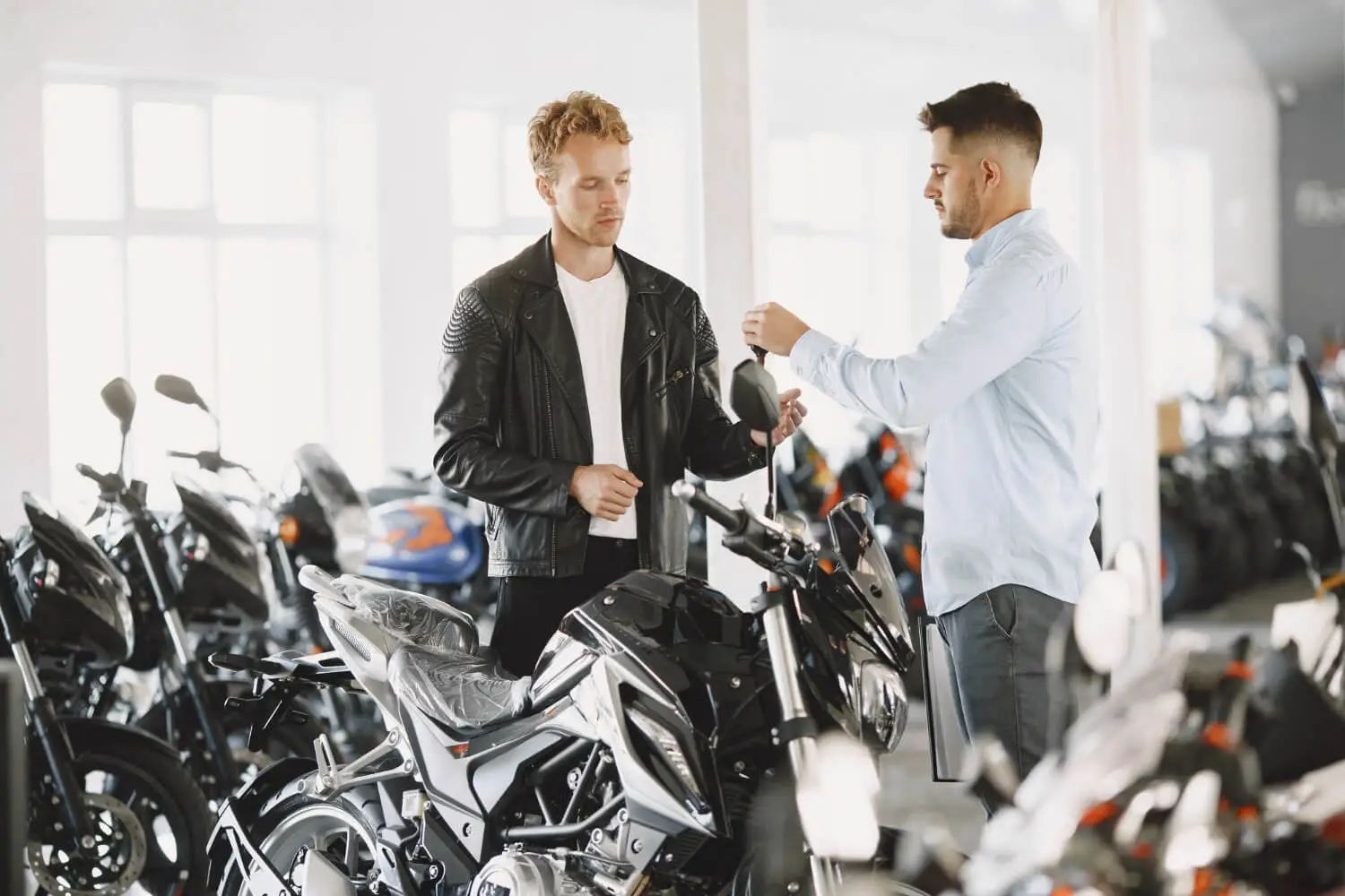 Overzicht van motoren in showroom van motorenspecialist Friesland