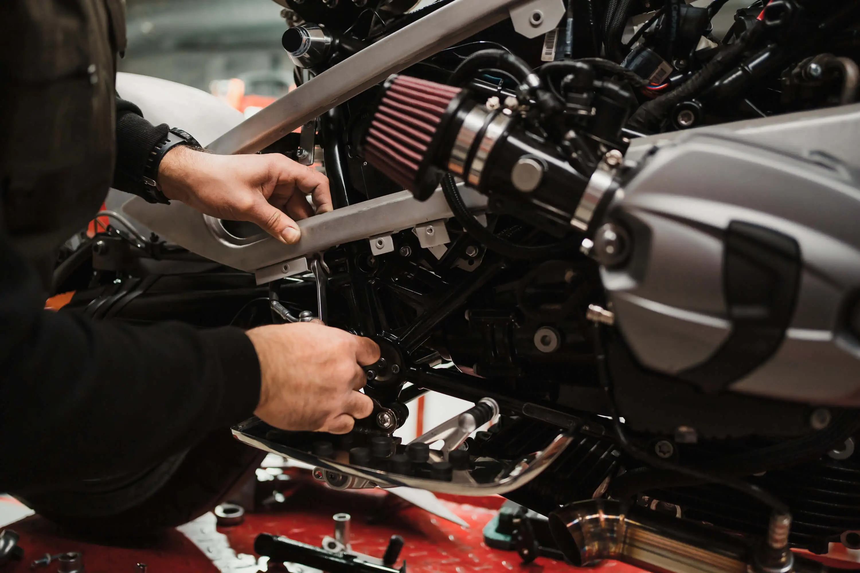 Professionele werkplaats Henk's Motoren met moderne apparatuur voor motoronderhoud