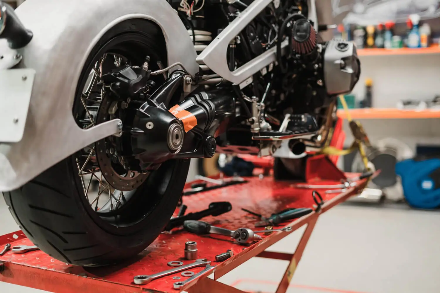Motorfiets onderhoud in professionele werkplaats in Friesland